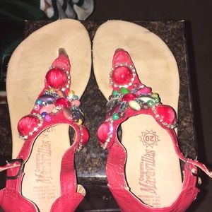 I’m selling a pair of sandals